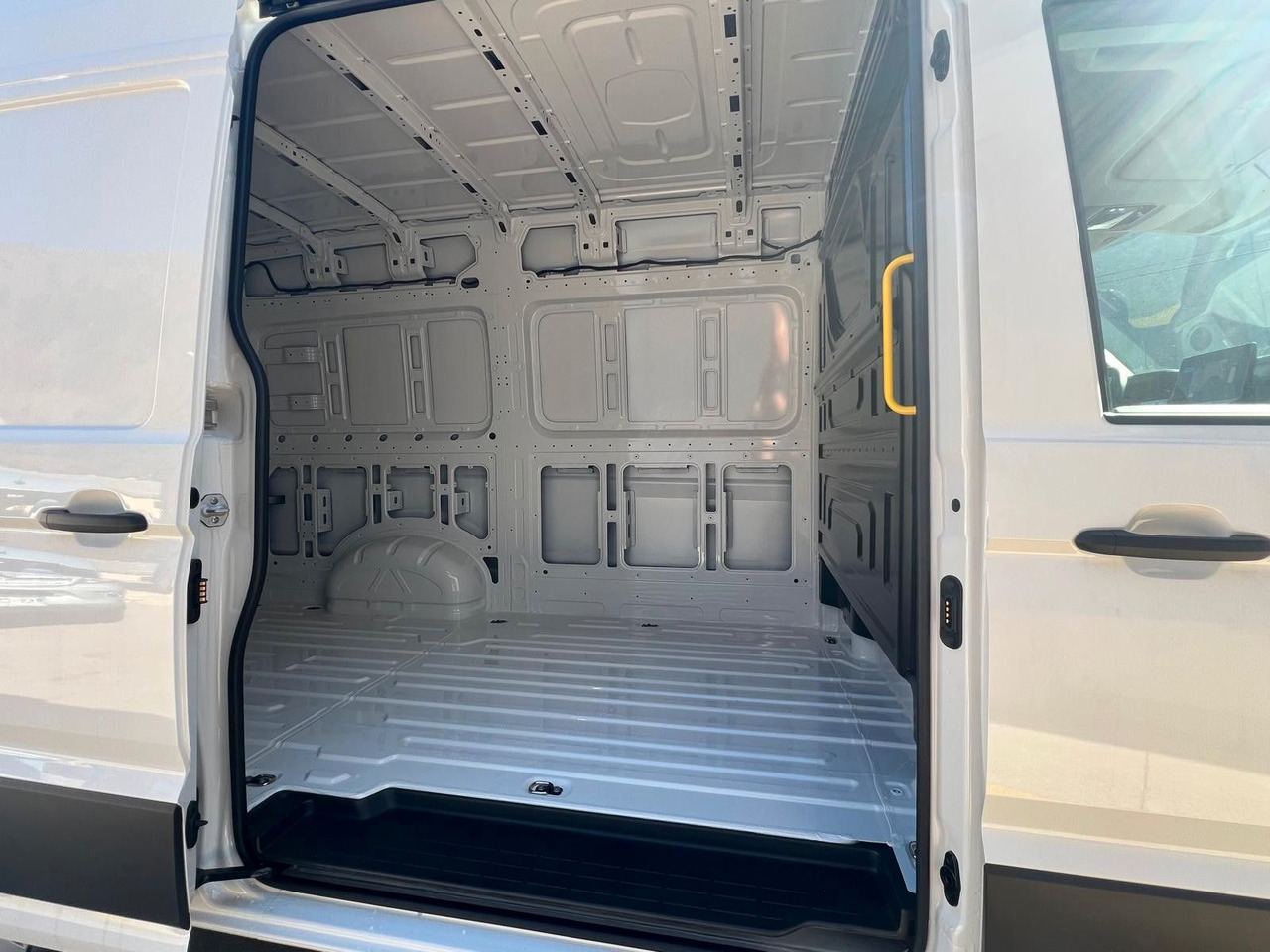 Volkswagen Crafter Kasten 35 L3H3 140 Kamera-Temp-Lager - فان: صورة 4 Volkswagen Crafter Kasten 35 L3H3 140 Kamera-Temp-Lager - فان: صورة 4