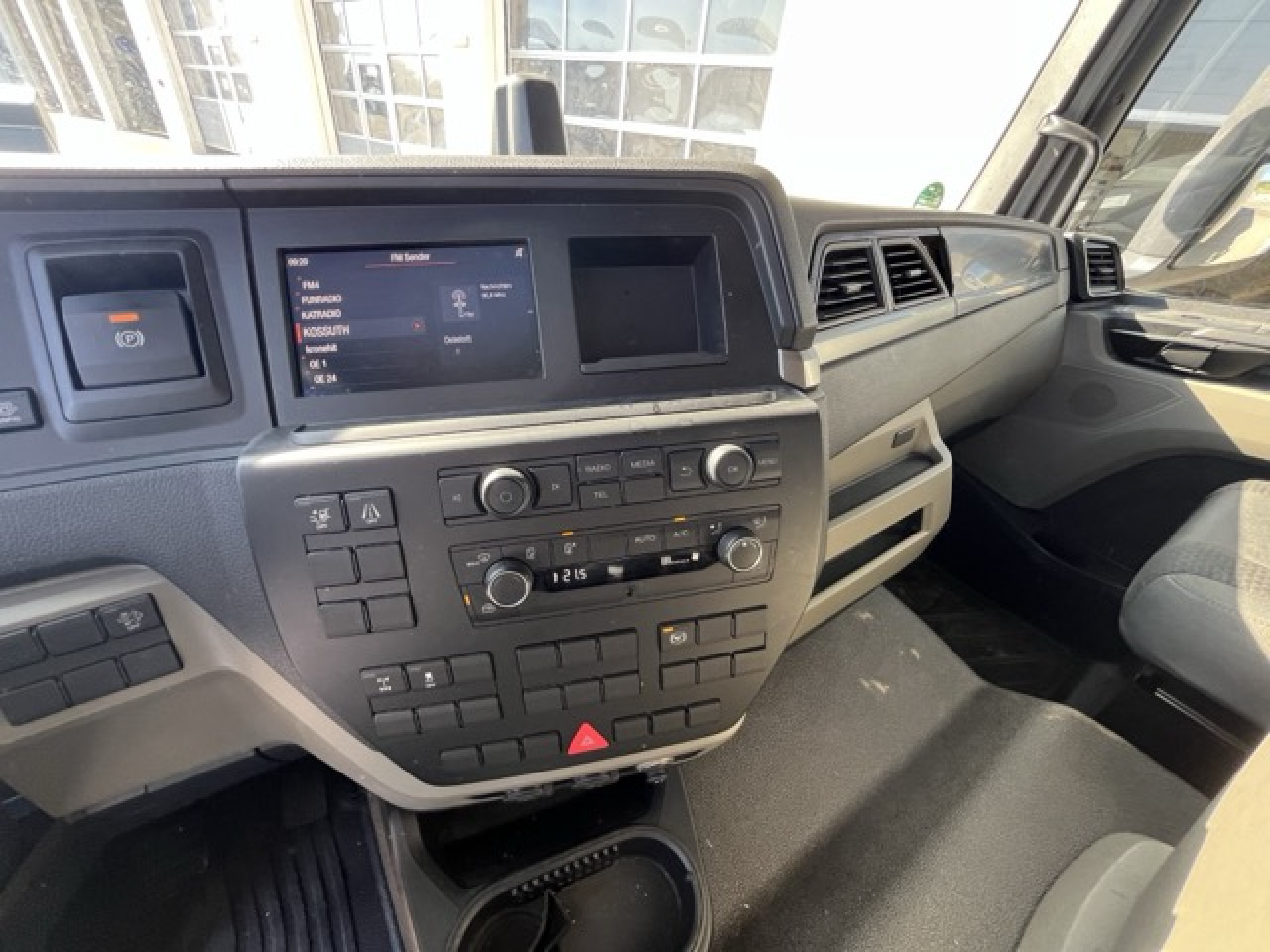 MAN TGL 12.250 4x2 BL Euro6 Klima AHK Luftfeder - شاحنة مغلقة الصندوق: صورة 3 MAN TGL 12.250 4x2 BL Euro6 Klima AHK Luftfeder - شاحنة مغلقة الصندوق: صورة 3