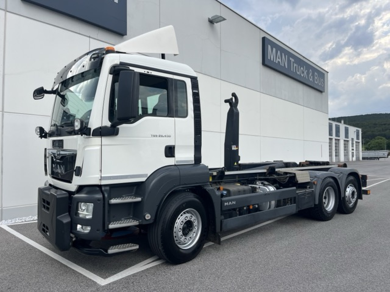 MAN TGS 26.430 6x2-4 BL Abroller VDL, Schneepflugpatte - شاحنة ذات خطاف: صورة 1 MAN TGS 26.430 6x2-4 BL Abroller VDL, Schneepflugpatte - شاحنة ذات خطاف: صورة 1