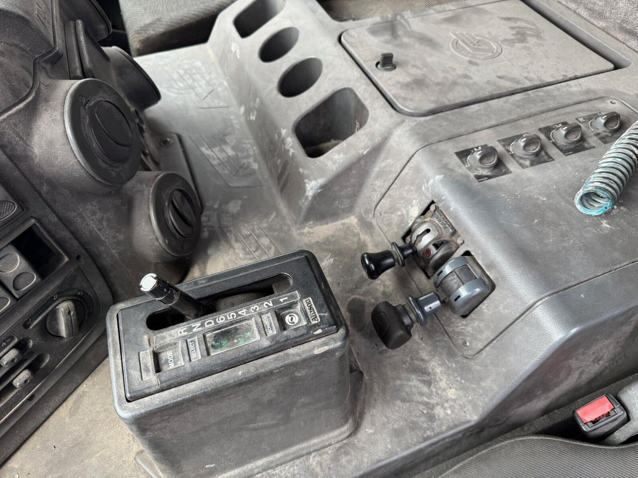ASTRA HHD8 86.48-80 8x6 ASTRA HHD8 86.48-80 8x6 Mulde ca. 24m³ - شاحنة التعدين: صورة 5 ASTRA HHD8 86.48-80 8x6 ASTRA HHD8 86.48-80 8x6 Mulde ca. 24m³ - شاحنة التعدين: صورة 5