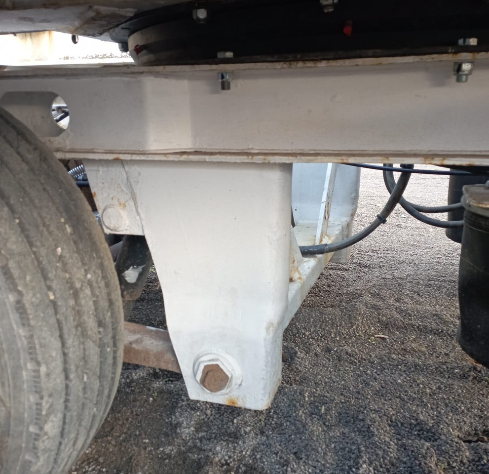 AT 400 AT 400, Verbr. auf 3m, Radmulden, hydr. Rampen - مقطورة مسطحة منخفضة: صورة 4 AT 400 AT 400, Verbr. auf 3m, Radmulden, hydr. Rampen - مقطورة مسطحة منخفضة: صورة 4