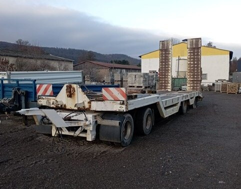 AT 400 AT 400, Verbr. auf 3m, Radmulden, hydr. Rampen - مقطورة مسطحة منخفضة: صورة 1 AT 400 AT 400, Verbr. auf 3m, Radmulden, hydr. Rampen - مقطورة مسطحة منخفضة: صورة 1