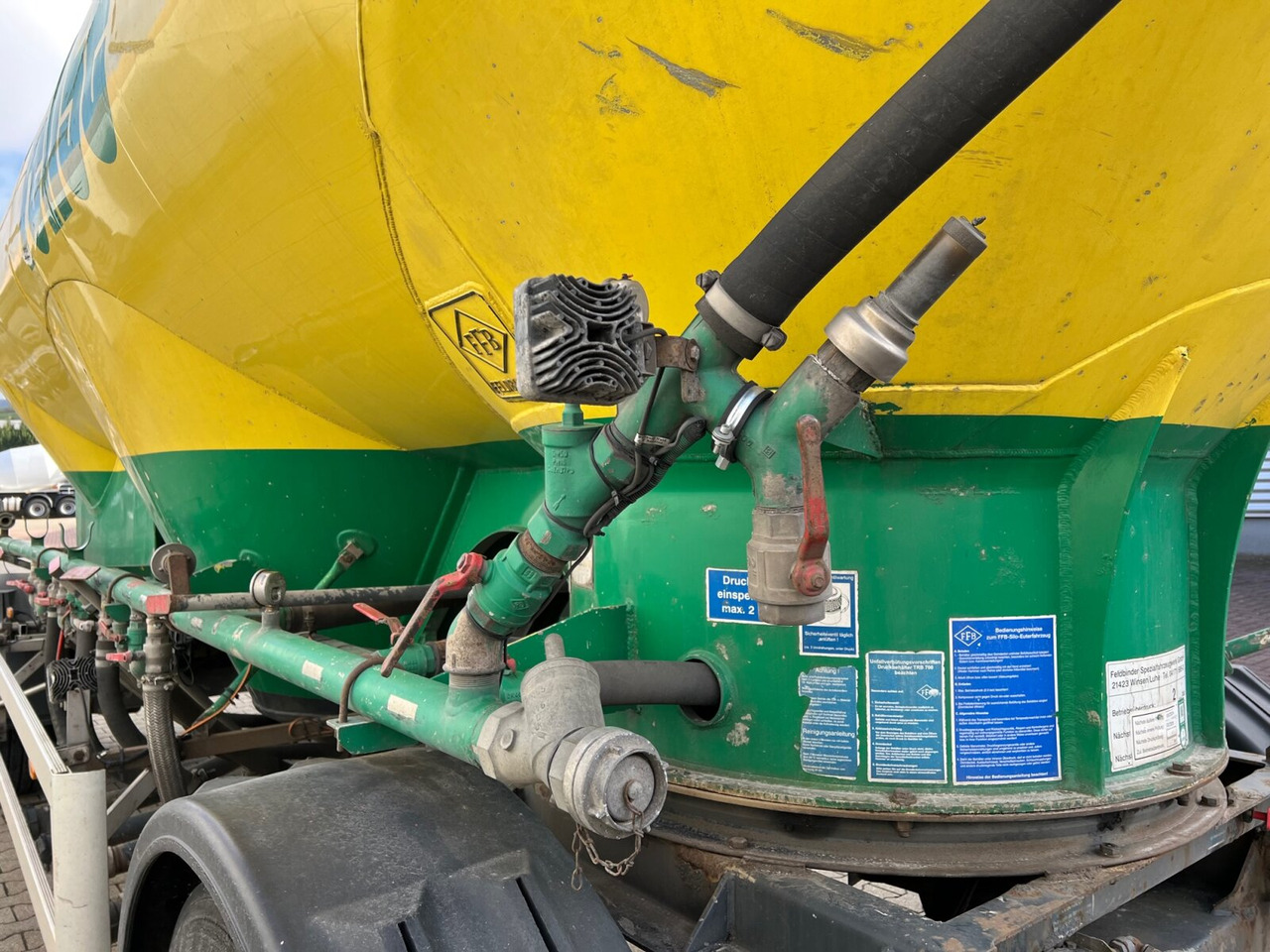 Feldbinder EUT 31.2 Silo-Anhänger EUT 31.2 Silo-Anhänger, ca. 31m³, 4x Domdeckel - مقطورة صهريج: صورة 3 Feldbinder EUT 31.2 Silo-Anhänger EUT 31.2 Silo-Anhänger, ca. 31m³, 4x Domdeckel - مقطورة صهريج: صورة 3