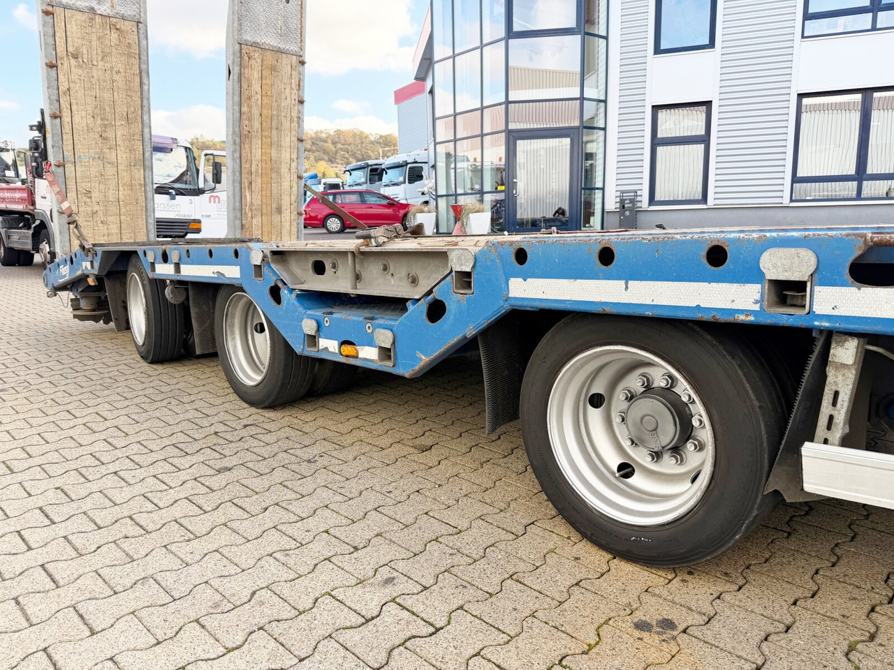 عربة منخفضة مسطحة نصف مقطورة لنقل المعدات الثقيلة Fliegl SDS 420 T SDS 420 T, Nachlauflenkachse, Verbr. auf 3m, hydr. Rampen: صورة 15 عربة منخفضة مسطحة نصف مقطورة لنقل المعدات الثقيلة Fliegl SDS 420 T SDS 420 T, Nachlauflenkachse, Verbr. auf 3m, hydr. Rampen: صورة 15