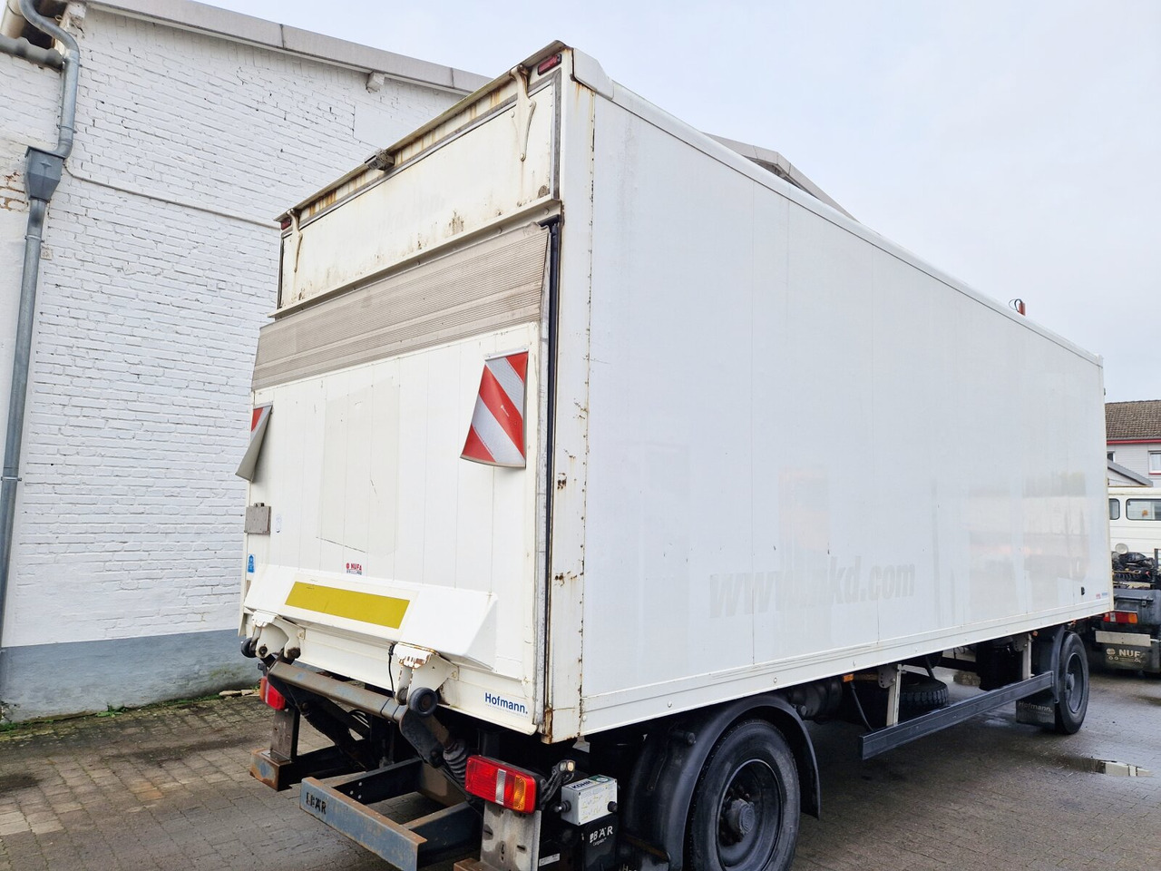 Kleiderkofferanhänger Hofmann, Kleiderkofferanhänger, durchladbar, LBW BÄR, 42 cbm - مقطورة صندوق مغلق: صورة 4 Kleiderkofferanhänger Hofmann, Kleiderkofferanhänger, durchladbar, LBW BÄR, 42 cbm - مقطورة صندوق مغلق: صورة 4