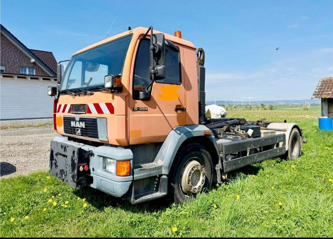MAN LE 18.280 4x2 LL LE 18.280 4x2 LL, 6-Zylinder, Winterdienstausstattung - شاحنة ذات خطاف: صورة 1 MAN LE 18.280 4x2 LL LE 18.280 4x2 LL, 6-Zylinder, Winterdienstausstattung - شاحنة ذات خطاف: صورة 1