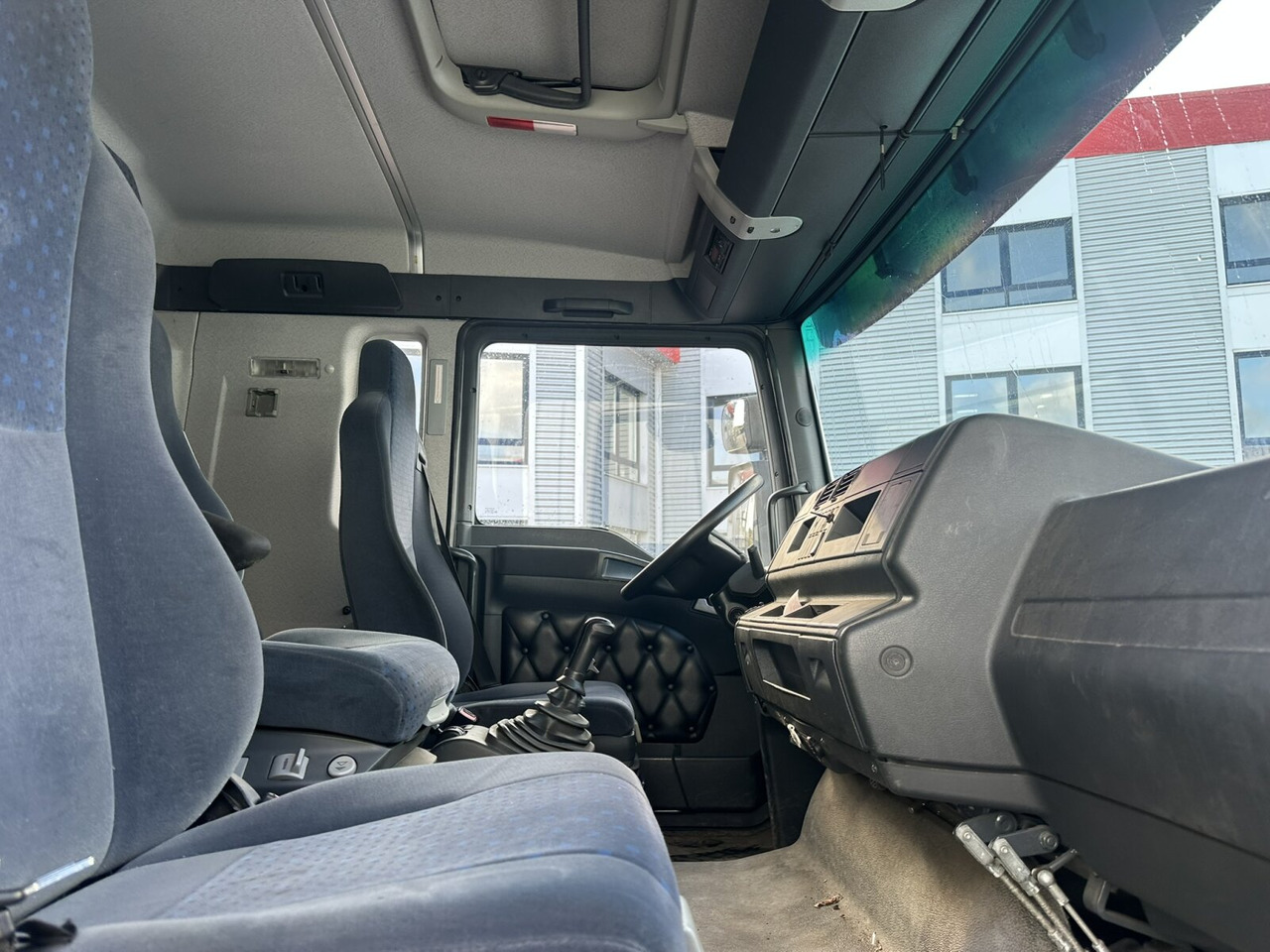 MAN TGA 18.350 4x2 LL TGA 18.350 4x2 LL, Fahrschulausstattung - شاحنة: صورة 3 MAN TGA 18.350 4x2 LL TGA 18.350 4x2 LL, Fahrschulausstattung - شاحنة: صورة 3