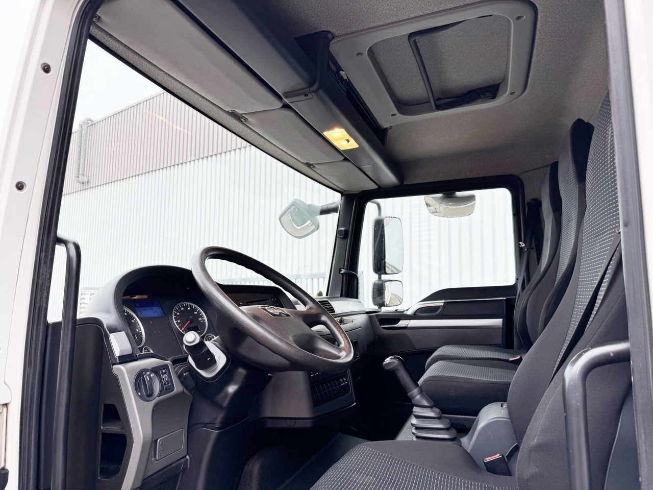 MAN TGL 8.150/180 4x2 BL TGL 8.150/180 4x2 BL, Möbelkoffer mit Rolltor - شاحنة مقفلة: صورة 4 MAN TGL 8.150/180 4x2 BL TGL 8.150/180 4x2 BL, Möbelkoffer mit Rolltor - شاحنة مقفلة: صورة 4