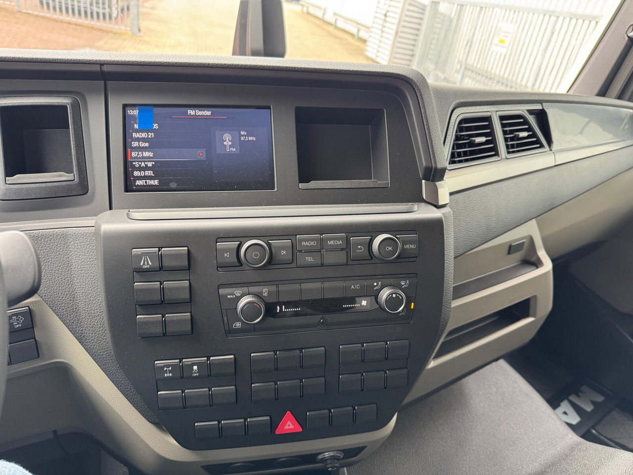 MAN TGL 8.160 4x2 BL CH TGL 8.160 4x2 BL CH, City-Abroller - شاحنة ذات خطاف: صورة 4 MAN TGL 8.160 4x2 BL CH TGL 8.160 4x2 BL CH, City-Abroller - شاحنة ذات خطاف: صورة 4