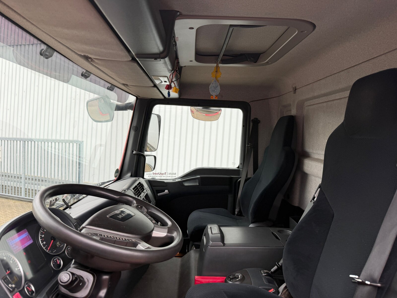 MAN TGM 22.290 6x2-4 LL TGM 22.290 6x2-4 LL, EEV, Lenkachse, 2x AHK, Getränkekoffer, LBW MBB - شاحنة مقفلة: صورة 5 MAN TGM 22.290 6x2-4 LL TGM 22.290 6x2-4 LL, EEV, Lenkachse, 2x AHK, Getränkekoffer, LBW MBB - شاحنة مقفلة: صورة 5