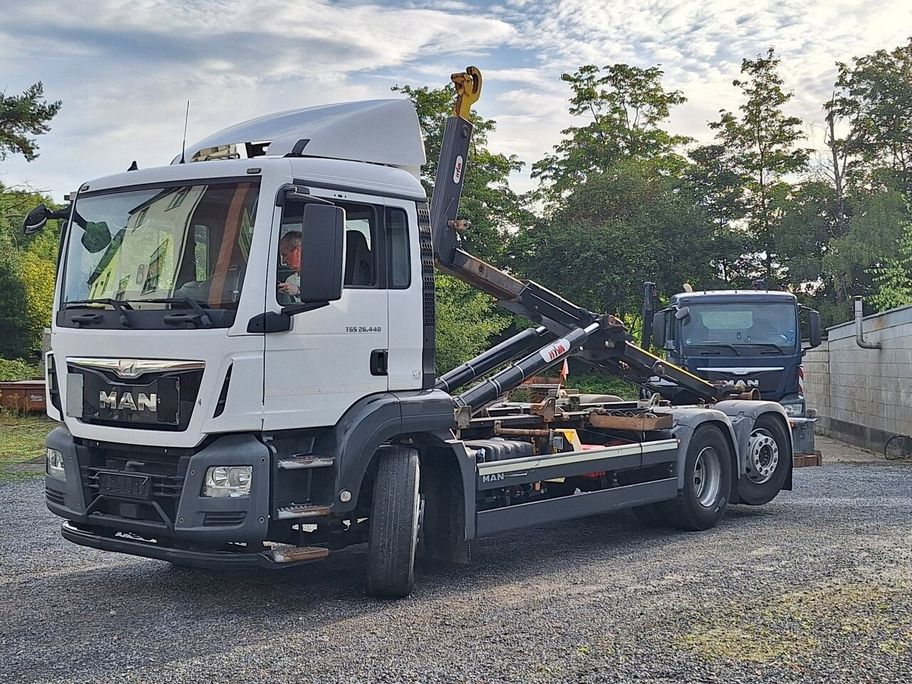 MAN TGS 26.440 6x2-4 BL TGS 26.440 6x2-4 BL, Intarder, Lenk-/Liftachse - شاحنة ذات خطاف: صورة 1 MAN TGS 26.440 6x2-4 BL TGS 26.440 6x2-4 BL, Intarder, Lenk-/Liftachse - شاحنة ذات خطاف: صورة 1