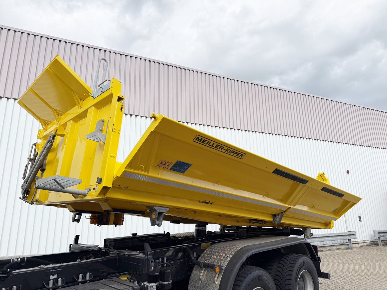 MAN TGS 26.470 6x6 BB TGS 26.470 6x6 BB, Hohe Bauart, Navi, Motorabtrieb, Bordmatik - شاحنة قلاب: صورة 2 MAN TGS 26.470 6x6 BB TGS 26.470 6x6 BB, Hohe Bauart, Navi, Motorabtrieb, Bordmatik - شاحنة قلاب: صورة 2