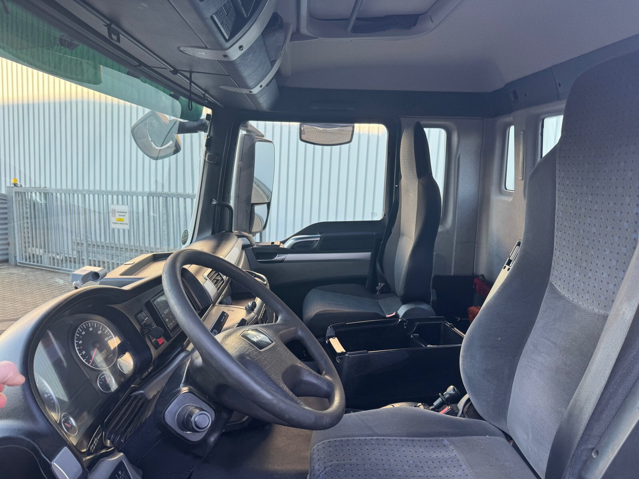MAN TGS 26.480 6x2-4 BL TGS 26.480 6x2-4 BL, Lenk-Liftachse, VDL Abrollkipper bis 7m Container - شاحنة ذات خطاف: صورة 2 MAN TGS 26.480 6x2-4 BL TGS 26.480 6x2-4 BL, Lenk-Liftachse, VDL Abrollkipper bis 7m Container - شاحنة ذات خطاف: صورة 2