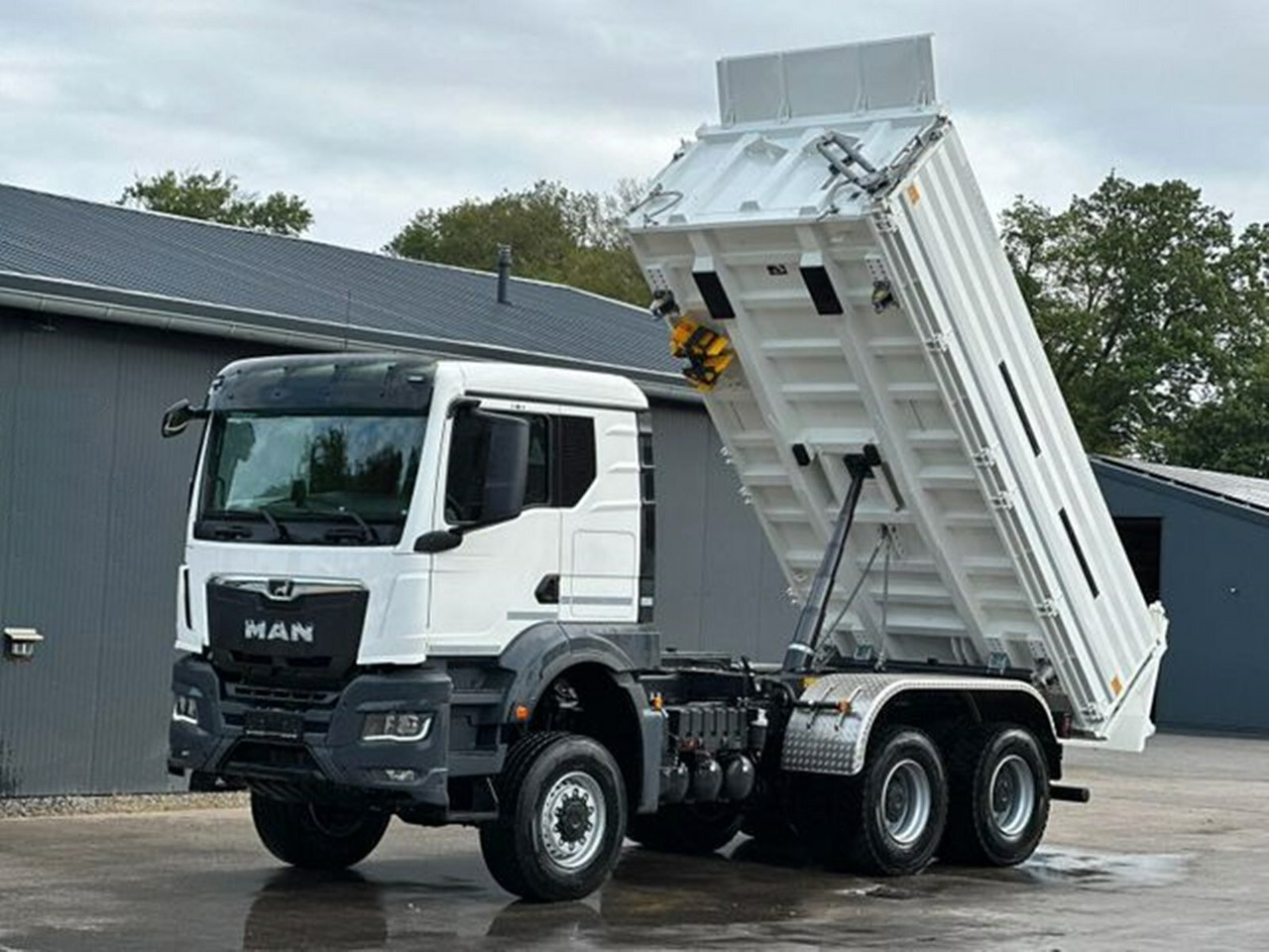 MAN TGS 33.480 6x6 BB CH TGS 33.480 6x6 BB CH, Hohe Bauart, Nebenantrieb - شاحنة قلاب: صورة 1 MAN TGS 33.480 6x6 BB CH TGS 33.480 6x6 BB CH, Hohe Bauart, Nebenantrieb - شاحنة قلاب: صورة 1