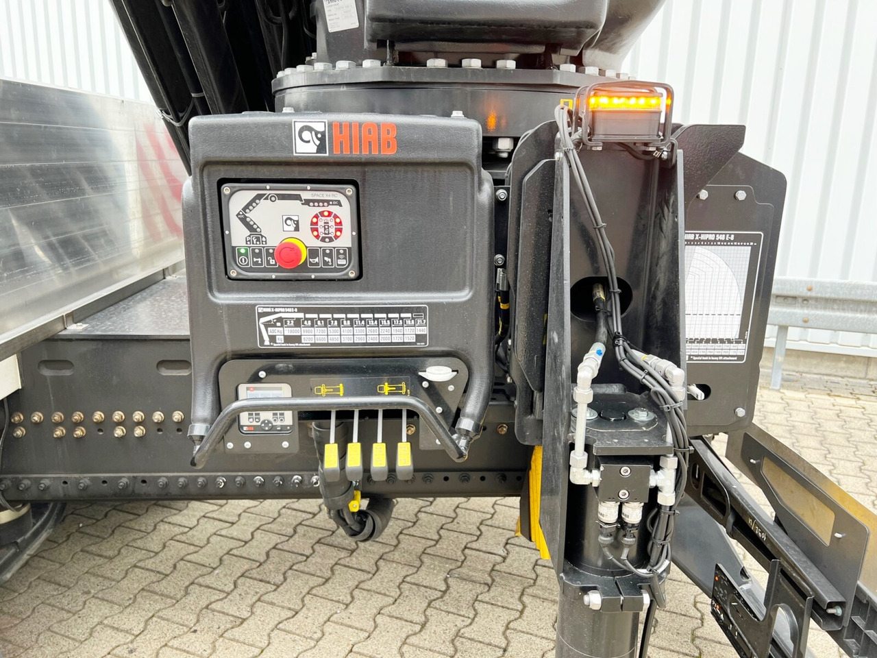 MAN TGX 26.510 6x2-4 LL CH TGX 26.510 6x2-4 LL, Kran Hiab X-HiPro 548 E-8, Lenk-/Liftachse, TwistLock 20Fuß, Funk, Retarder - شاحنة كرين, شاحنات مسطحة: صورة 3 MAN TGX 26.510 6x2-4 LL CH TGX 26.510 6x2-4 LL, Kran Hiab X-HiPro 548 E-8, Lenk-/Liftachse, TwistLock 20Fuß, Funk, Retarder - شاحنة كرين, شاحنات مسطحة: صورة 3