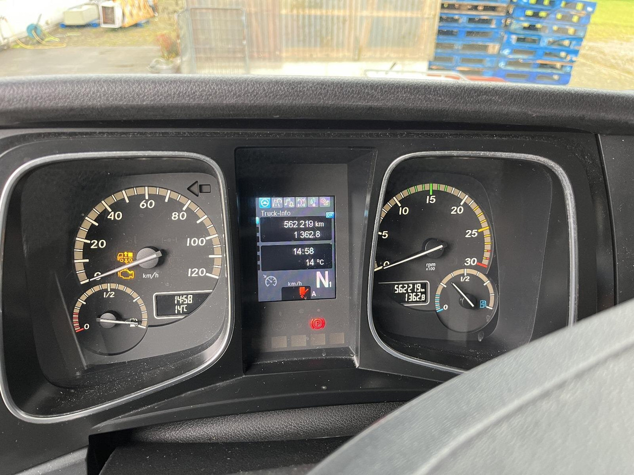 Mercedes-Benz Actros 1832 L 4x2 Actros 1832 L 4x2, Kühlkoffer, 2x Trennwand, Carrier, LBW BÄR - شاحنة: صورة 5 Mercedes-Benz Actros 1832 L 4x2 Actros 1832 L 4x2, Kühlkoffer, 2x Trennwand, Carrier, LBW BÄR - شاحنة: صورة 5