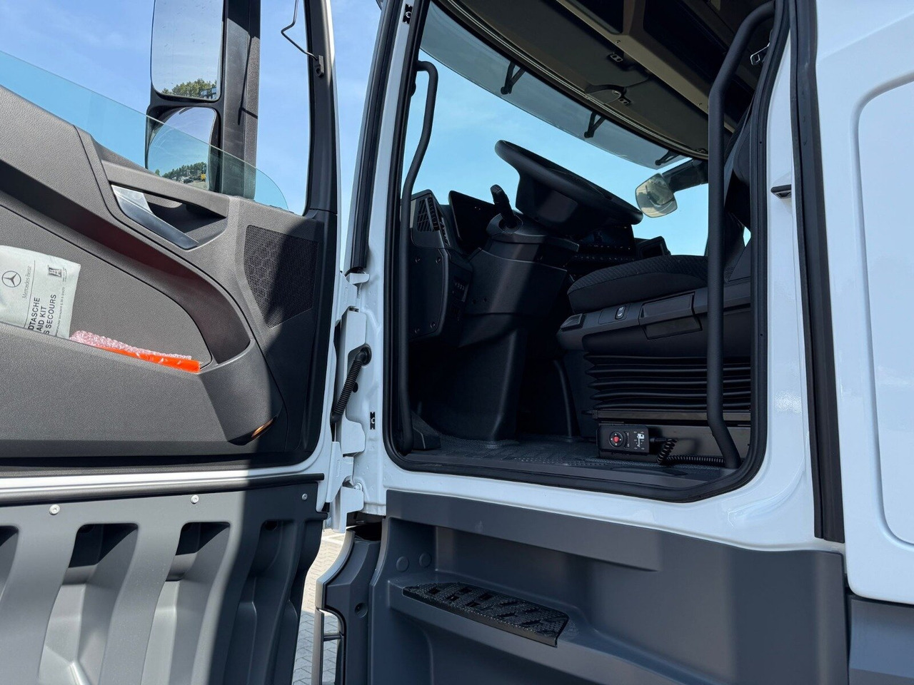 Mercedes-Benz Actros 1845 LSnRL 4x2 Actros 1845 LSnRL 4x2, Retarder, Volumer, MultimediaCockpit, Navi - وحدة جر: صورة 4 Mercedes-Benz Actros 1845 LSnRL 4x2 Actros 1845 LSnRL 4x2, Retarder, Volumer, MultimediaCockpit, Navi - وحدة جر: صورة 4