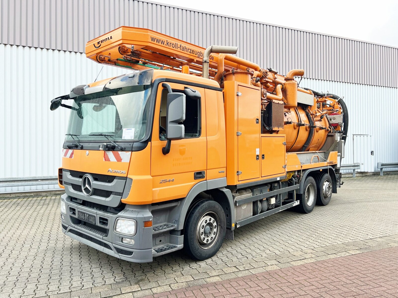 Mercedes-Benz Actros 2544 L 6x2 Actros 2544 L 6x2, Lenkachse, Kroll Saug-/Spülwagen ca. 12m³, Funk - شاحنة الشفط: صورة 1 Mercedes-Benz Actros 2544 L 6x2 Actros 2544 L 6x2, Lenkachse, Kroll Saug-/Spülwagen ca. 12m³, Funk - شاحنة الشفط: صورة 1