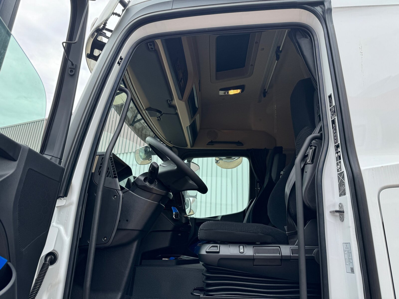 Interior photo 1: جديدة شاحنة ذات خطاف Mercedes-Benz Actros 2545 L 6x2 Actros 2545 L 6x2, Lenk-/Liftachse, StreamSpace, MultimediaCockpit