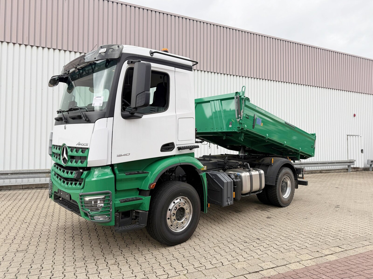 Mercedes-Benz Arocs 1840 K 4x2 Arocs 1840 K 4x2, MultimediaCockpit, Alu-Bordwände, Platz für Kranmontage - شاحنة قلاب: صورة 1 Mercedes-Benz Arocs 1840 K 4x2 Arocs 1840 K 4x2, MultimediaCockpit, Alu-Bordwände, Platz für Kranmontage - شاحنة قلاب: صورة 1