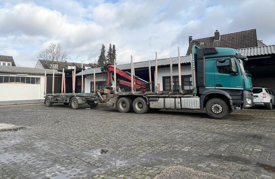 Mercedes-Benz Arocs 2651 L 6x4 Arocs 2651 L 6x4, Retarder, StreamSpace, Heckkran Epsilon M120L - شاحنة قطع الأشجار, شاحنة كرين: صورة 1 Mercedes-Benz Arocs 2651 L 6x4 Arocs 2651 L 6x4, Retarder, StreamSpace, Heckkran Epsilon M120L - شاحنة قطع الأشجار, شاحنة كرين: صورة 1