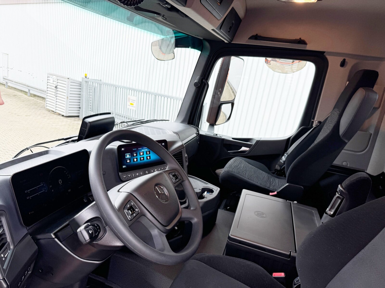 Mercedes-Benz Arocs 3248 K 8x4 Arocs 3248 K 8x4, Navi, Multimedia Cockpit - شاحنة قلاب: صورة 4 Mercedes-Benz Arocs 3248 K 8x4 Arocs 3248 K 8x4, Navi, Multimedia Cockpit - شاحنة قلاب: صورة 4