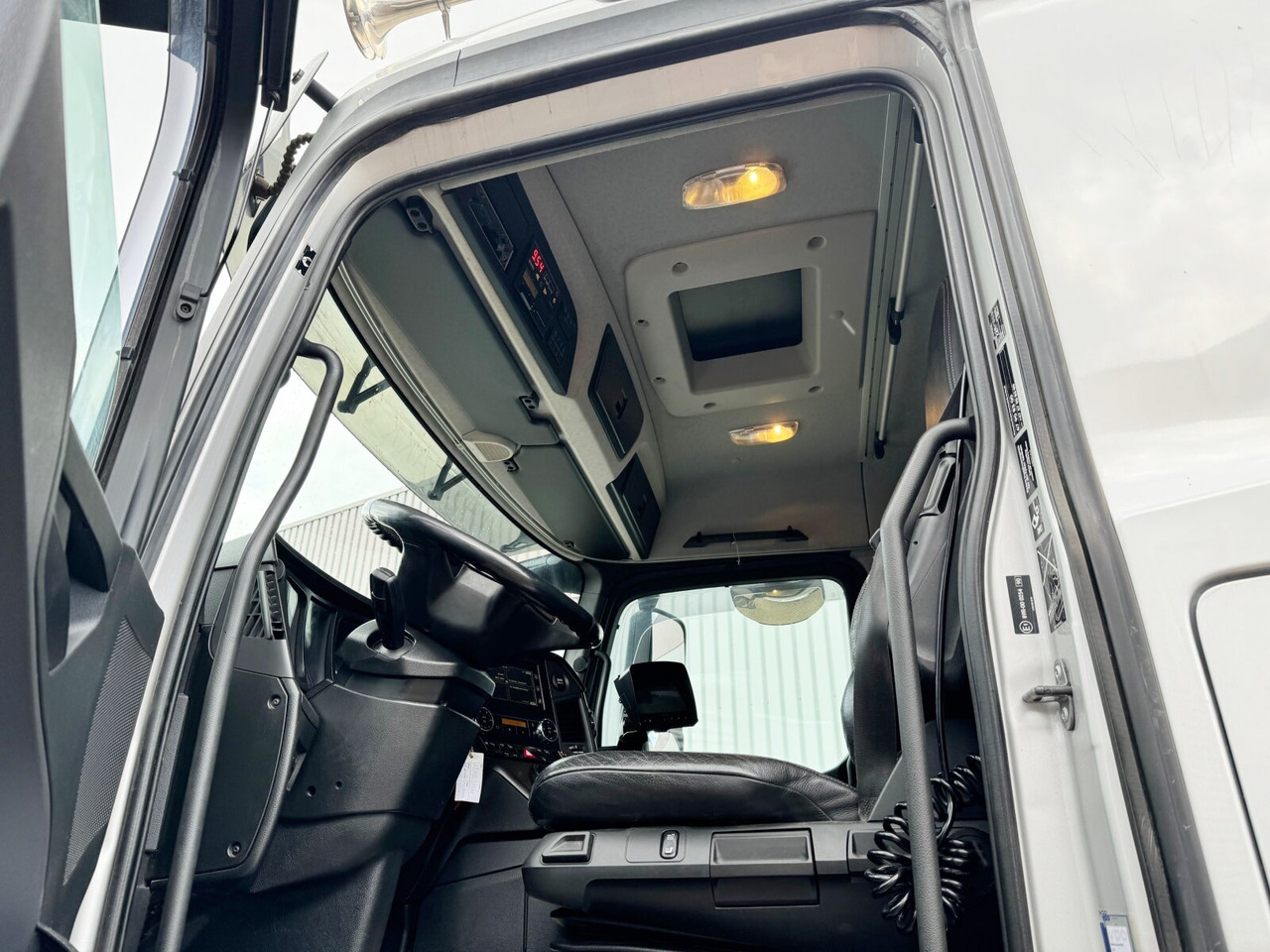 شاحنة التعدين Mercedes-Benz Arocs 3258 LK 8x4/4 Arocs 3258 LK 8x4/4, Retarder, Bi-Xenon, Stahlmulde ca. 14m³, hydr. Heckklappenöffnung: صورة 14 شاحنة التعدين Mercedes-Benz Arocs 3258 LK 8x4/4 Arocs 3258 LK 8x4/4, Retarder, Bi-Xenon, Stahlmulde ca. 14m³, hydr. Heckklappenöffnung: صورة 14