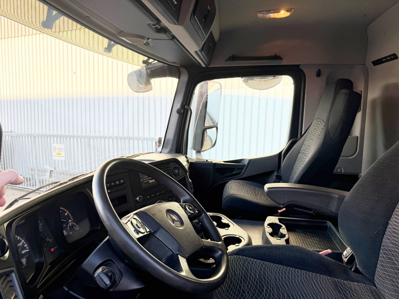 Mercedes-Benz Arocs 3351 AK 6x6 Arocs 3351 AK 6x6, Retarder, Grounder, Motorabtrieb, pneum. Heckklappenöffnung - شاحنة قلاب: صورة 4 Mercedes-Benz Arocs 3351 AK 6x6 Arocs 3351 AK 6x6, Retarder, Grounder, Motorabtrieb, pneum. Heckklappenöffnung - شاحنة قلاب: صورة 4