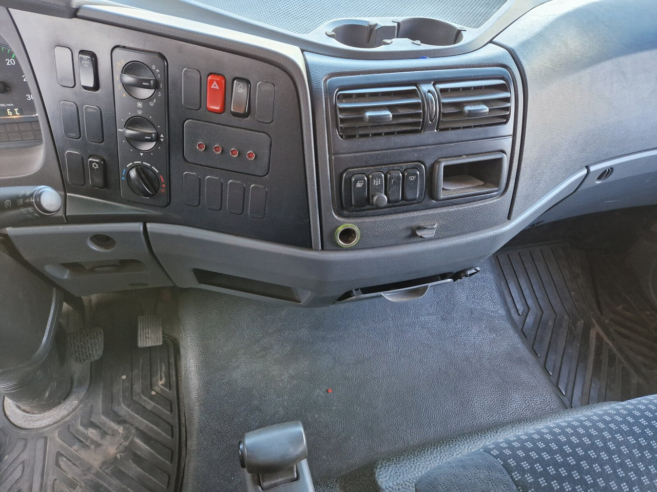 Mercedes-Benz Atego 1218 L 4x2 1218 L 4x2, Fassi Kran F 95A21 5.9m-1.545 kg, - شاحنة كرين: صورة 4 Mercedes-Benz Atego 1218 L 4x2 1218 L 4x2, Fassi Kran F 95A21 5.9m-1.545 kg, - شاحنة كرين: صورة 4
