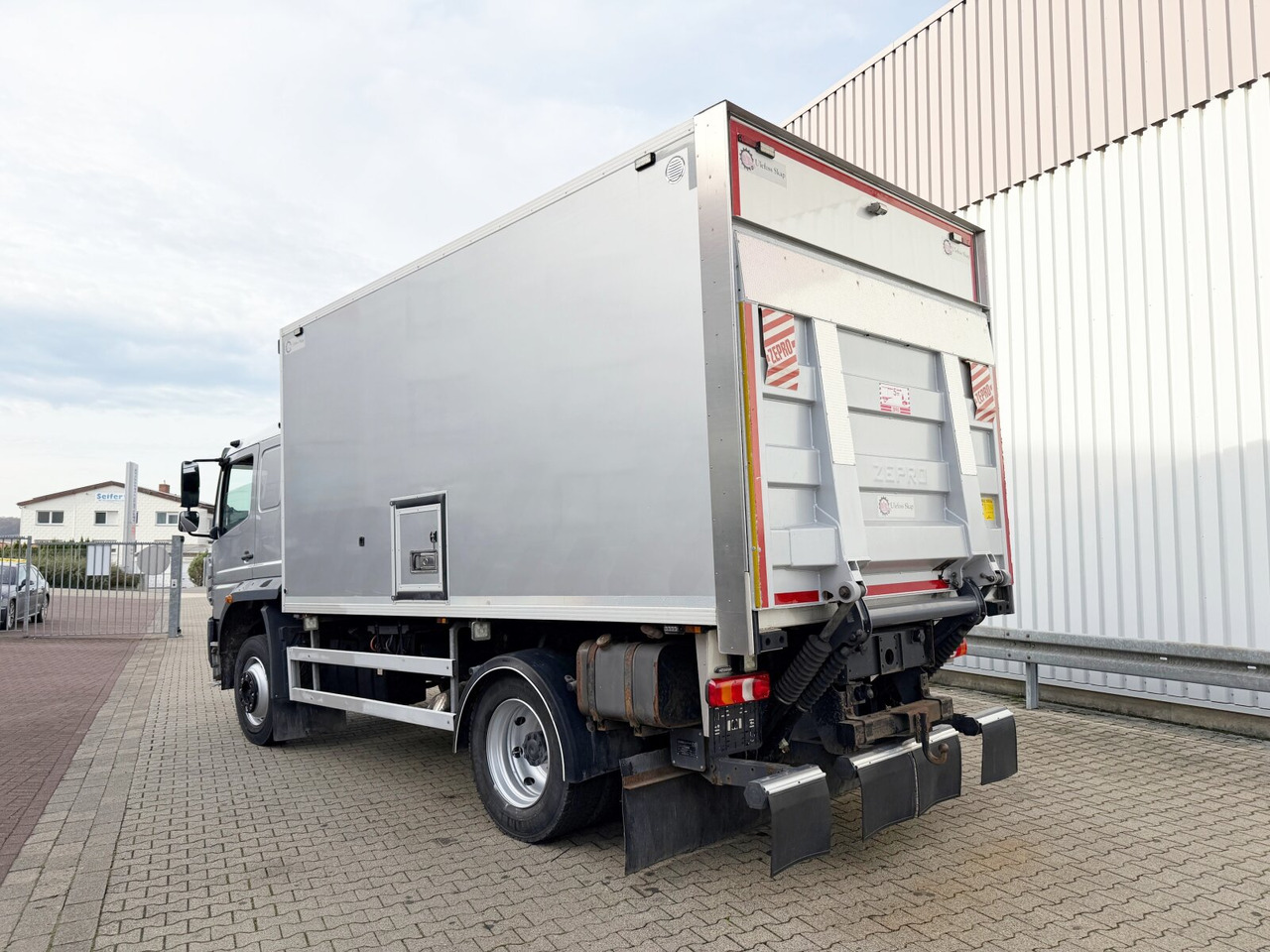 Mercedes-Benz Atego 1330 4x4 Atego 1330 4x4, Iso-Koffer mit Heizung, LBW - شاحنة مقفلة: صورة 3 Mercedes-Benz Atego 1330 4x4 Atego 1330 4x4, Iso-Koffer mit Heizung, LBW - شاحنة مقفلة: صورة 3