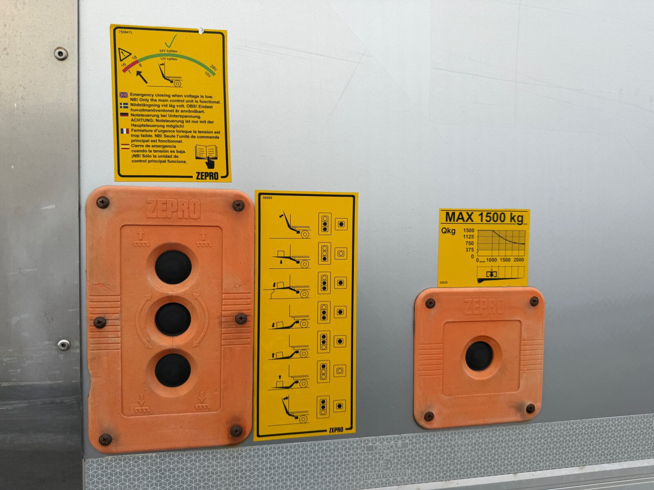 Mercedes-Benz Atego 1330 4x4 Atego 1330 4x4, Iso-Koffer mit Heizung, LBW - شاحنة مقفلة: صورة 5 Mercedes-Benz Atego 1330 4x4 Atego 1330 4x4, Iso-Koffer mit Heizung, LBW - شاحنة مقفلة: صورة 5