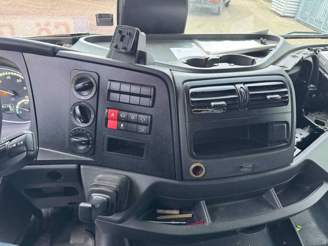 Mercedes-Benz Atego 1530 L 4x2 Atego 1530 L 4x2 mit LBW Dhollandia - شاحنات مسطحة: صورة 4 Mercedes-Benz Atego 1530 L 4x2 Atego 1530 L 4x2 mit LBW Dhollandia - شاحنات مسطحة: صورة 4
