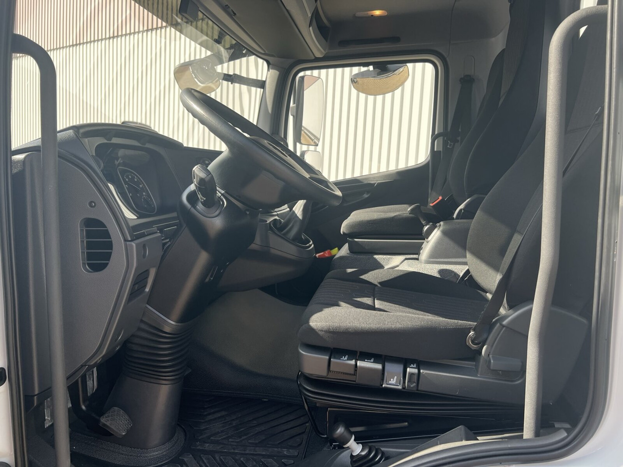 Mercedes-Benz Atego 818 K 4x2 Atego 818 K 4x2, 2x AHK, Meiller-Kipper, mehrfach Vorhanden! - شاحنة قلاب: صورة 4 Mercedes-Benz Atego 818 K 4x2 Atego 818 K 4x2, 2x AHK, Meiller-Kipper, mehrfach Vorhanden! - شاحنة قلاب: صورة 4