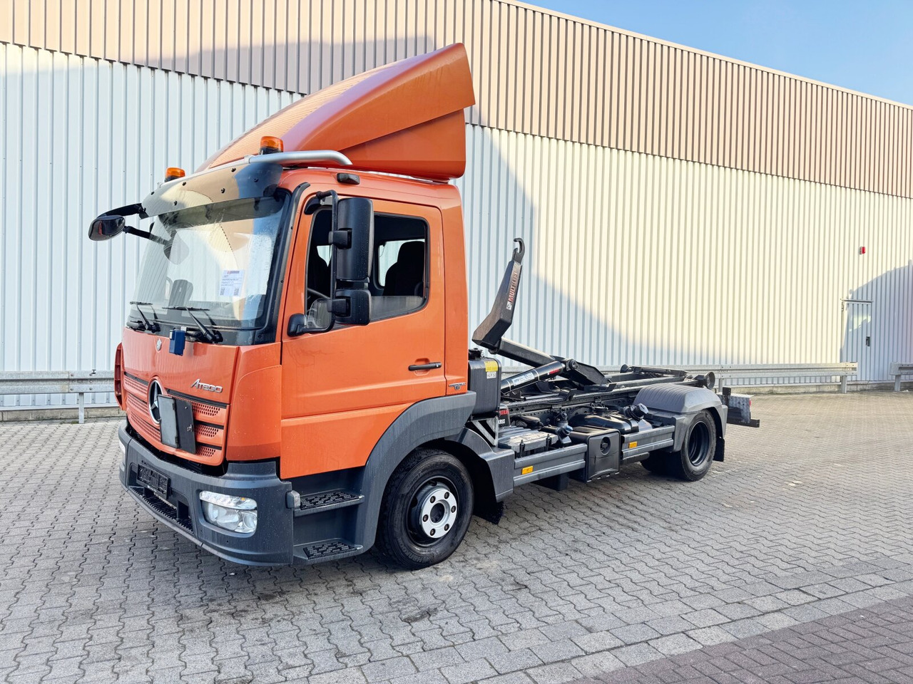 Mercedes-Benz Atego 824 L 4x2 Atego 824 L 4x2, Motorabtrieb, City-Abroller - شاحنة ذات خطاف: صورة 1 Mercedes-Benz Atego 824 L 4x2 Atego 824 L 4x2, Motorabtrieb, City-Abroller - شاحنة ذات خطاف: صورة 1