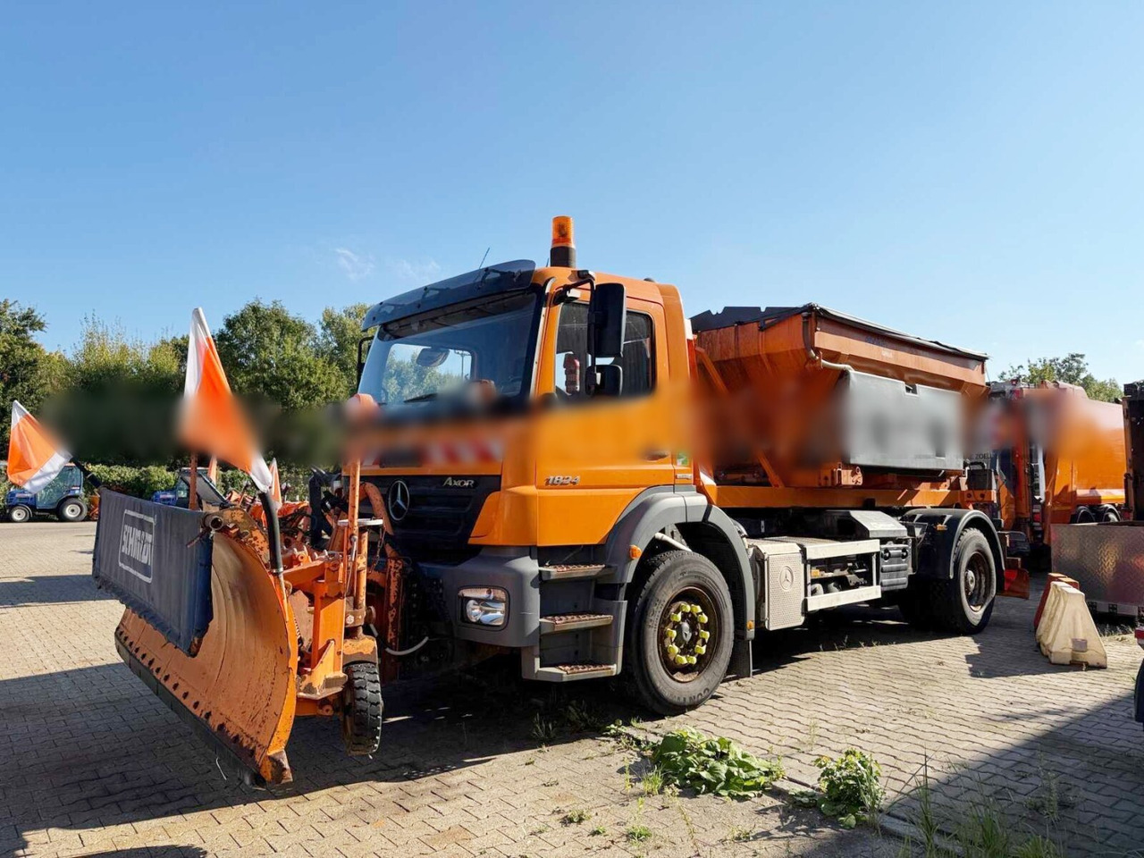 Mercedes-Benz Axor 1824 L 4x2 Axor 1824 L 4x2, Motorabtrieb, Winterdienstausstattung - شاحنة ذات خطاف: صورة 1 Mercedes-Benz Axor 1824 L 4x2 Axor 1824 L 4x2, Motorabtrieb, Winterdienstausstattung - شاحنة ذات خطاف: صورة 1