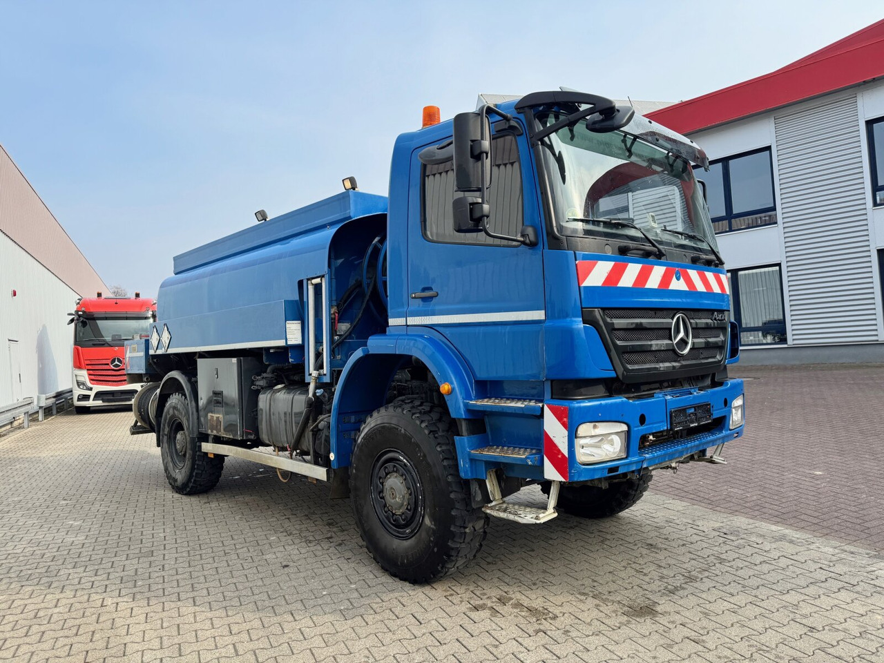 شاحنة صهريج Mercedes-Benz Axor 1829 A 4x4 Axor 1829 A 4x4, Willig Tank ca. 8500l, 2 Kammern: صورة 9