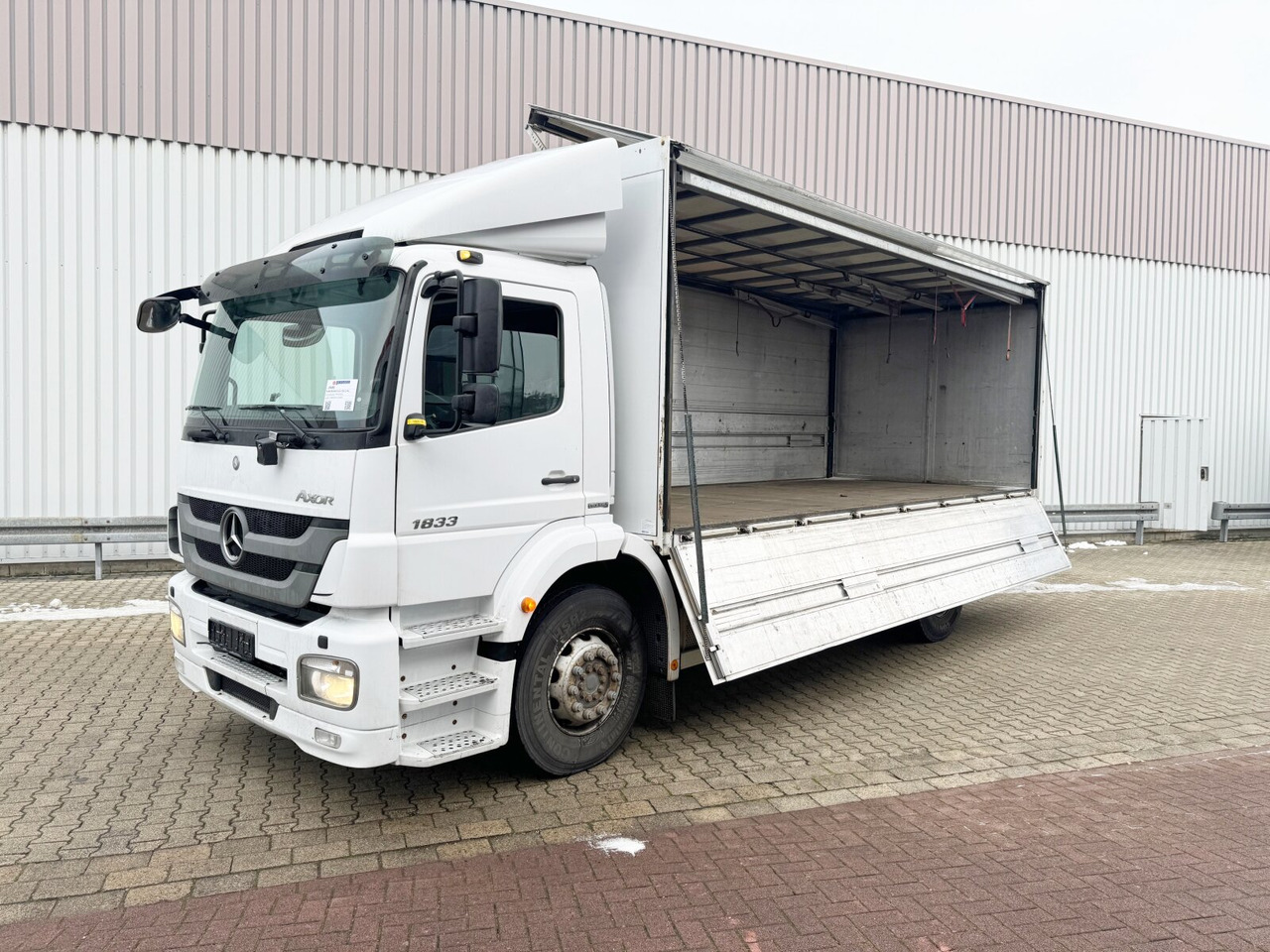 Mercedes-Benz Axor 1833 L 4x2 Axor 1833 L 4x2, Getränkekoffer - شاحنة مقفلة: صورة 1 Mercedes-Benz Axor 1833 L 4x2 Axor 1833 L 4x2, Getränkekoffer - شاحنة مقفلة: صورة 1