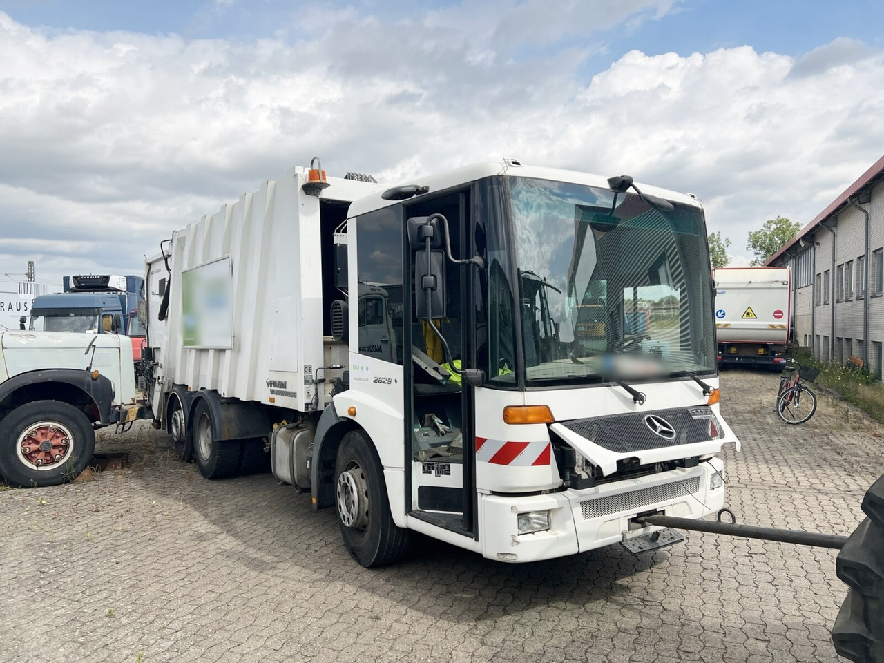 Mercedes-Benz Econic 2629 L/NLA 6x2/4, Ersatzteilspender! Econic 2629 L/NLA 6x2/4, EEV, Lenkachse, FAUN Variopress 522, Zöller-Schüttung, Ersatzteilspender! - شاحنة النفايات: صورة 1 Mercedes-Benz Econic 2629 L/NLA 6x2/4, Ersatzteilspender! Econic 2629 L/NLA 6x2/4, EEV, Lenkachse, FAUN Variopress 522, Zöller-Schüttung, Ersatzteilspender! - شاحنة النفايات: صورة 1