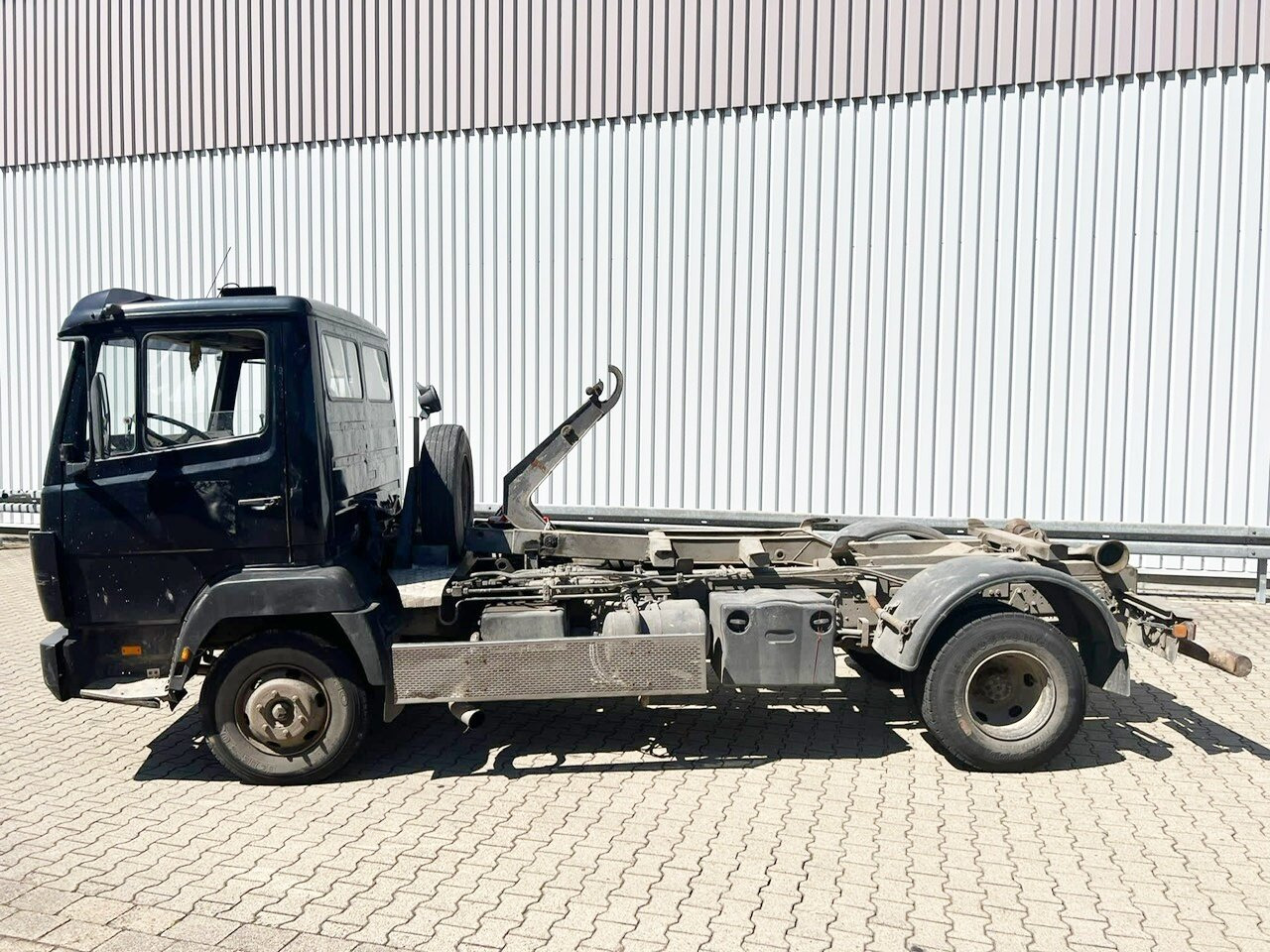 Mercedes-Benz LK 817 4x2 LK 817 4x2/37, City-Abroller, 6-Zylinder Motor - شاحنة ذات خطاف: صورة 1 Mercedes-Benz LK 817 4x2 LK 817 4x2/37, City-Abroller, 6-Zylinder Motor - شاحنة ذات خطاف: صورة 1