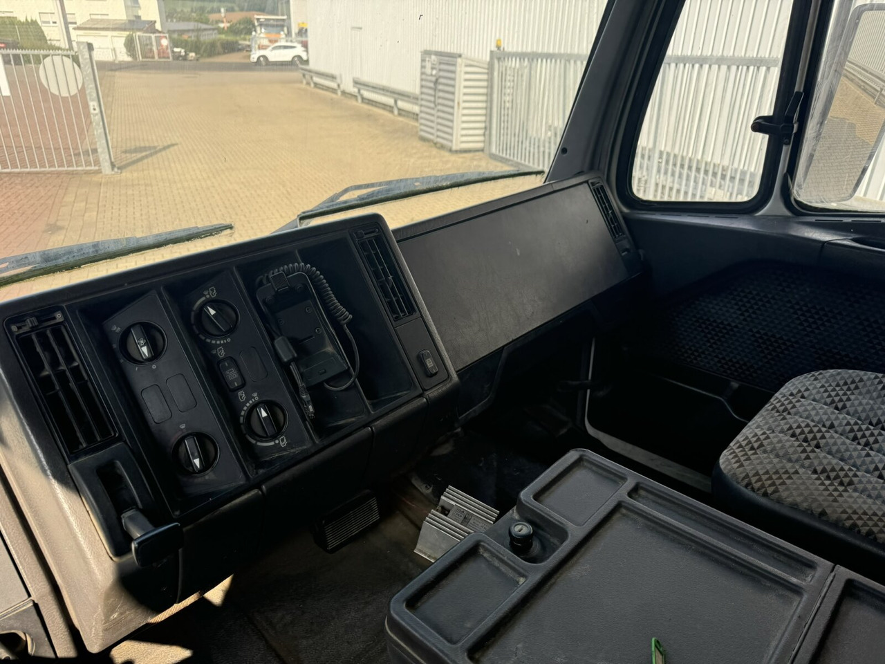 Mercedes-Benz SK 1827L 4x2 SK 1827L 4x2 - شاحنات مسطحة: صورة 3 Mercedes-Benz SK 1827L 4x2 SK 1827L 4x2 - شاحنات مسطحة: صورة 3
