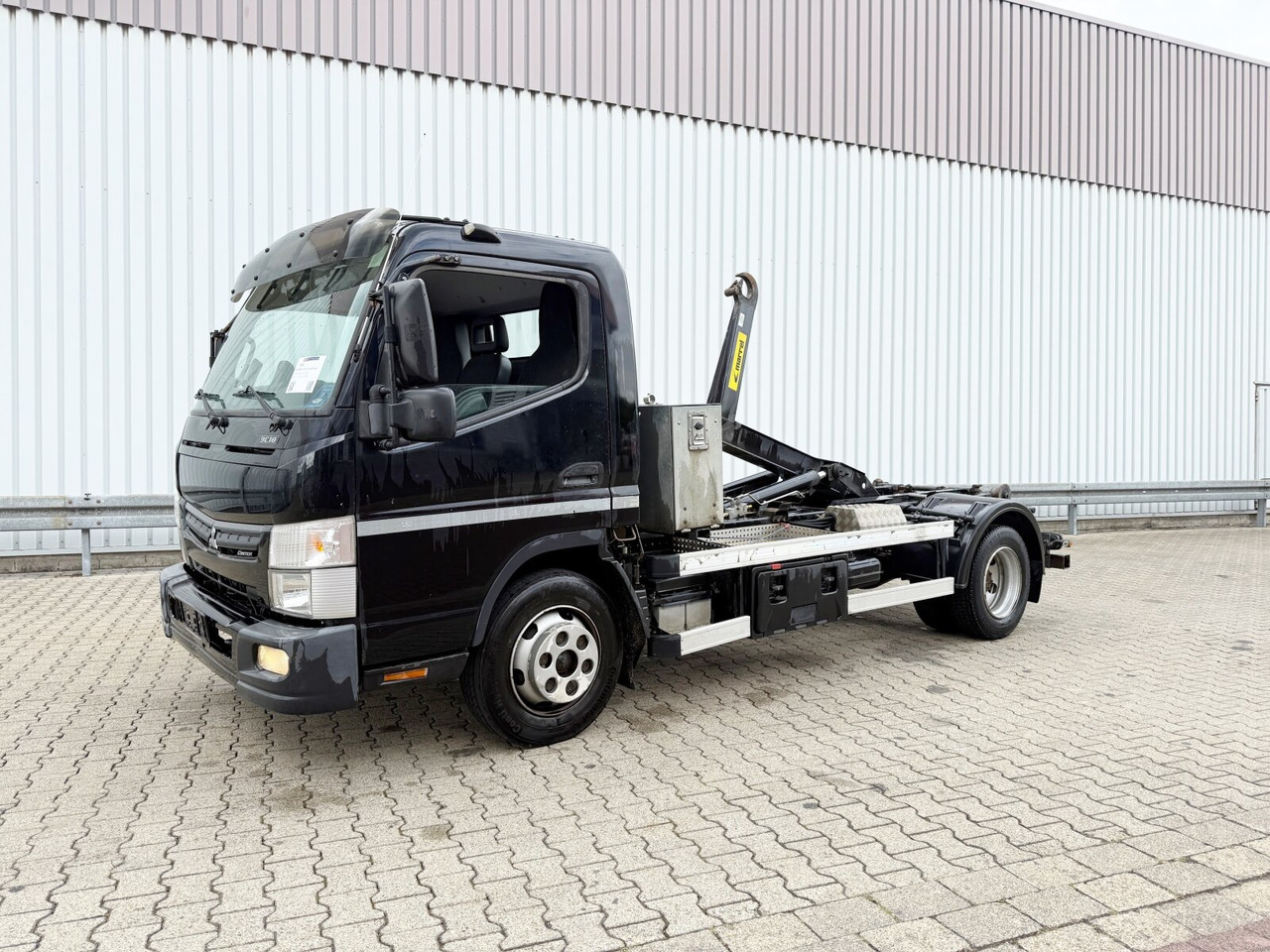 Mitsubishi Canter Fuso 9C18 4x2 Canter Fuso 9C18 4x2, Marrel City Abrollanlage - شاحنة ذات خطاف: صورة 1 Mitsubishi Canter Fuso 9C18 4x2 Canter Fuso 9C18 4x2, Marrel City Abrollanlage - شاحنة ذات خطاف: صورة 1