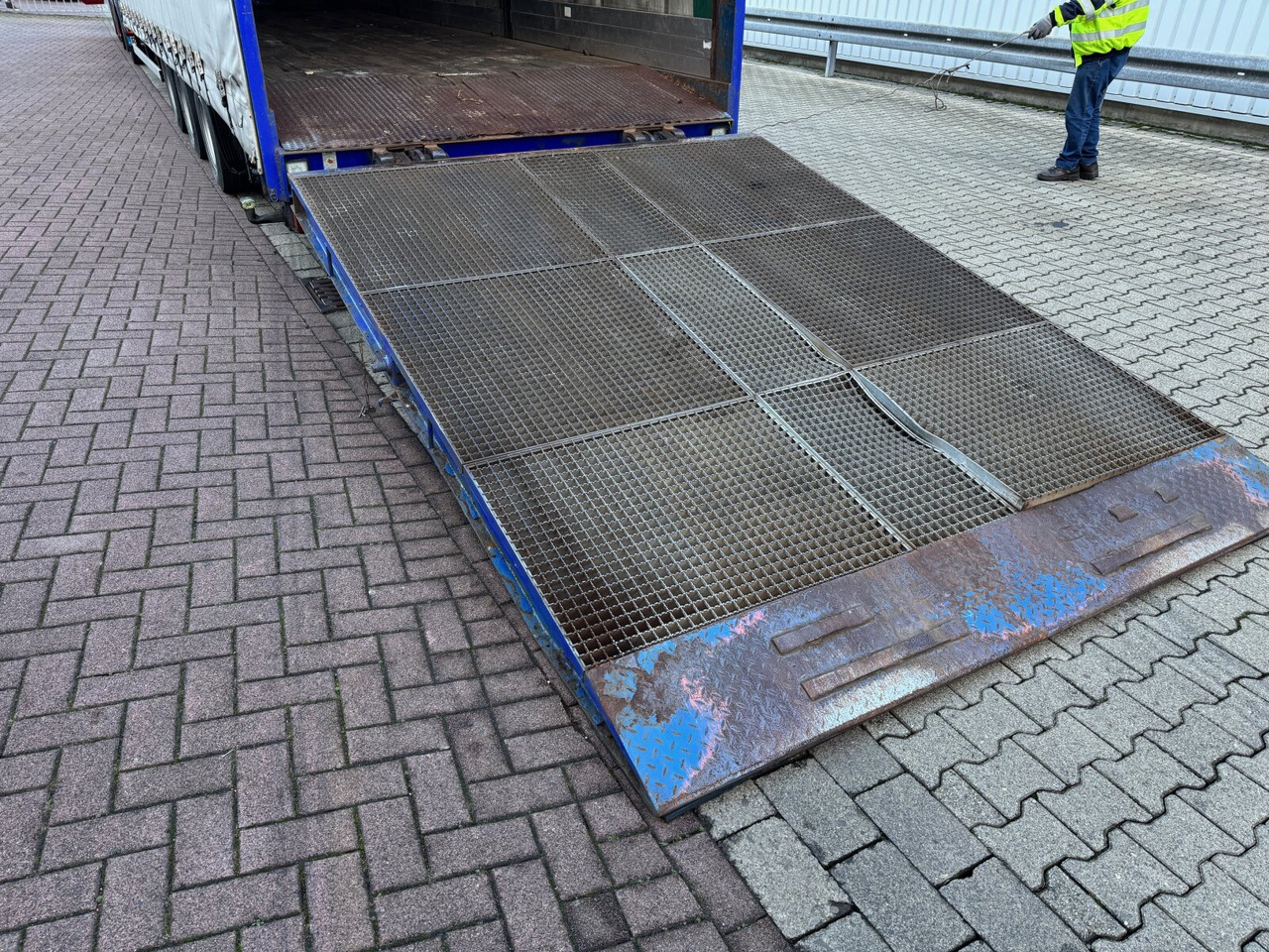 Renders NS4L32 NS4L32, Seilwinde, Edscha, hydr. Auffahrrampe - نصف مقطورة: صورة 3 Renders NS4L32 NS4L32, Seilwinde, Edscha, hydr. Auffahrrampe - نصف مقطورة: صورة 3