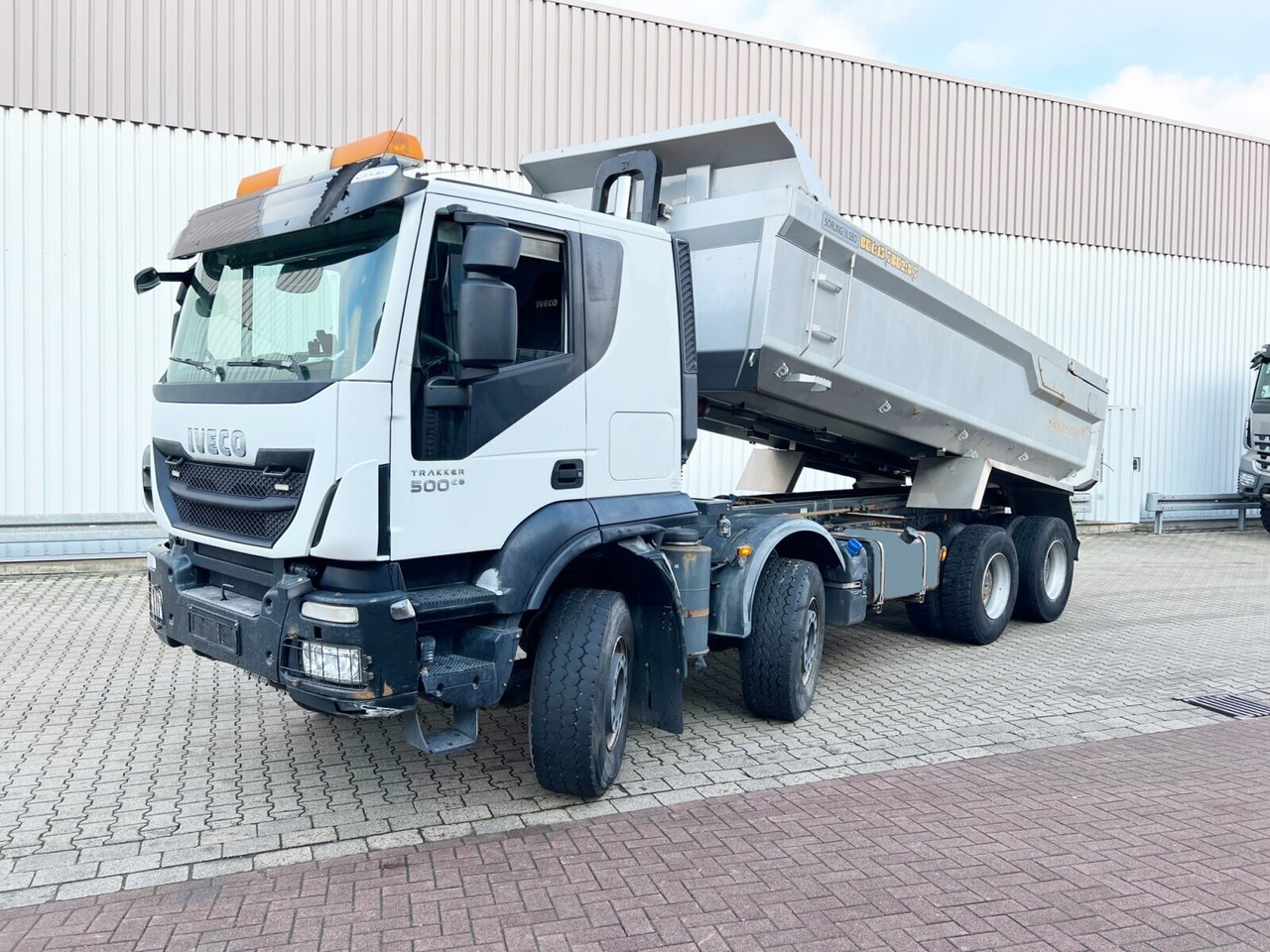 Trakker AT410T50 8x4 Trakker AT410T50 8x4, Stahlmulde ca. 16m³, hydr. Heckklappe - شاحنة قلاب: صورة 1 Trakker AT410T50 8x4 Trakker AT410T50 8x4, Stahlmulde ca. 16m³, hydr. Heckklappe - شاحنة قلاب: صورة 1