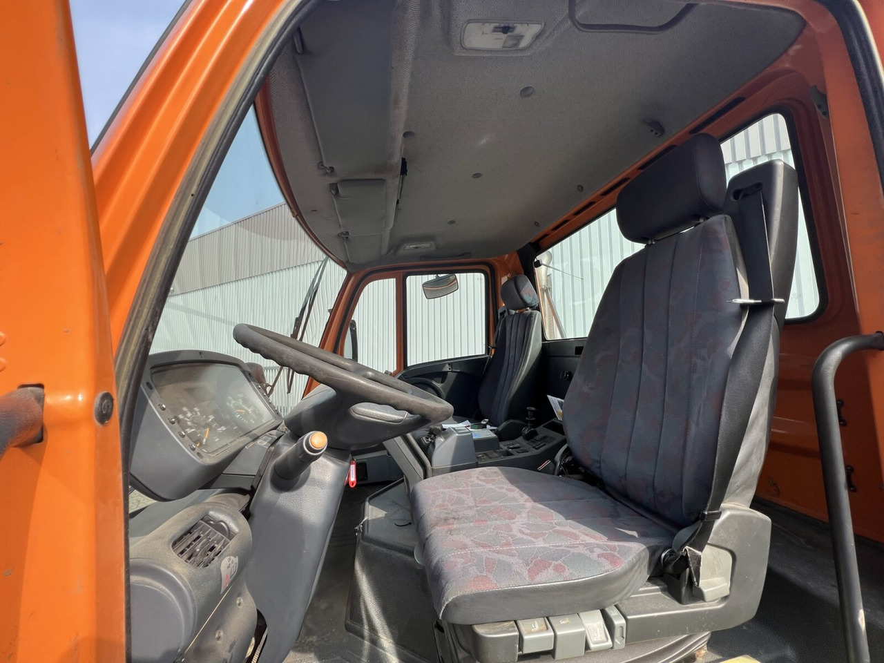 Interior photo 2: شاحنة قلاب, آلية المنفعة/ مركبة خاصة Unimog U 300 4x4 U 300 4x4, Kipper, Kommunalhydraulik, VarioPilot, Zapfwelle