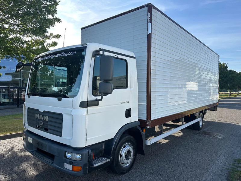 MAN TGL 12.210 MANUAL + 2000 KG LIFT + 2.60 M HIGH BIG BOX + AIRCO + SPRING / SPRING + 3 SEATS - شاحنة مقفلة: صورة 1 MAN TGL 12.210 MANUAL + 2000 KG LIFT + 2.60 M HIGH BIG BOX + AIRCO + SPRING / SPRING + 3 SEATS - شاحنة مقفلة: صورة 1