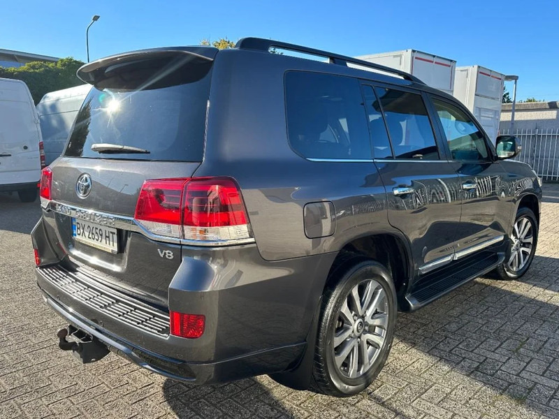 Toyota Land Cruiser V8 LAND CRUISER 200 V8 + CAMERA 360 + FRIDGE + DIESEL + ONLY EXPORT - سيارة دفع رباعي: صورة 5 Toyota Land Cruiser V8 LAND CRUISER 200 V8 + CAMERA 360 + FRIDGE + DIESEL + ONLY EXPORT - سيارة دفع رباعي: صورة 5