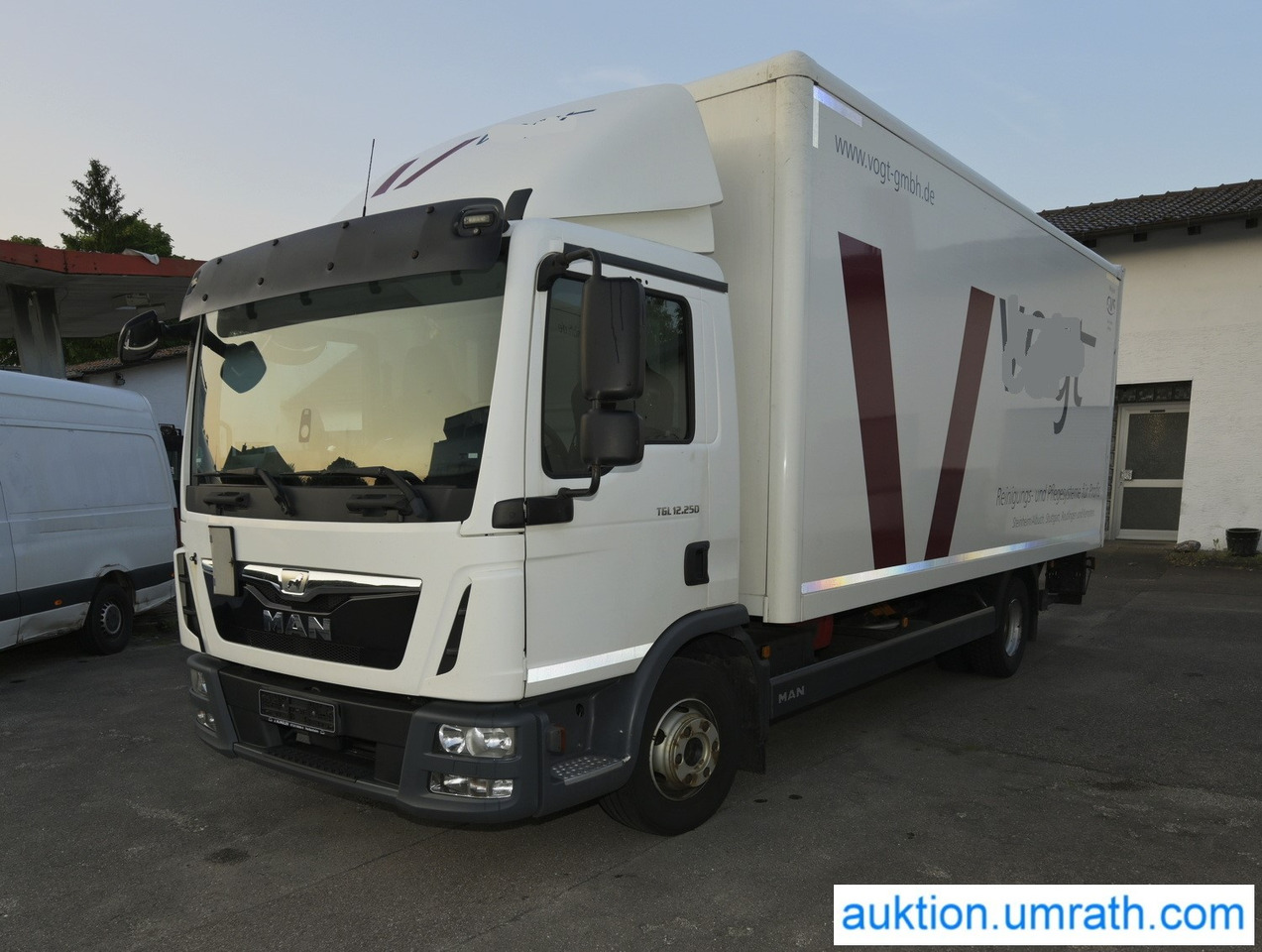 MAN (V182) TGL 12.250 4x2 L/BL Koffer Ladebordwand Klimaautomatik NAVI Luftfederung Automatikgetriebe EURO 6 - شاحنة مقفلة: صورة 1 MAN (V182) TGL 12.250 4x2 L/BL Koffer Ladebordwand Klimaautomatik NAVI Luftfederung Automatikgetriebe EURO 6 - شاحنة مقفلة: صورة 1