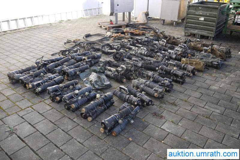 NVA / Russische Armee Fasspumpen MBI-3A 12 bis 24 Volt 90 Stück Rarität für / - Sammler - الأدوات والمعدات: صورة 3 NVA / Russische Armee Fasspumpen MBI-3A 12 bis 24 Volt 90 Stück Rarität für / - Sammler - الأدوات والمعدات: صورة 3