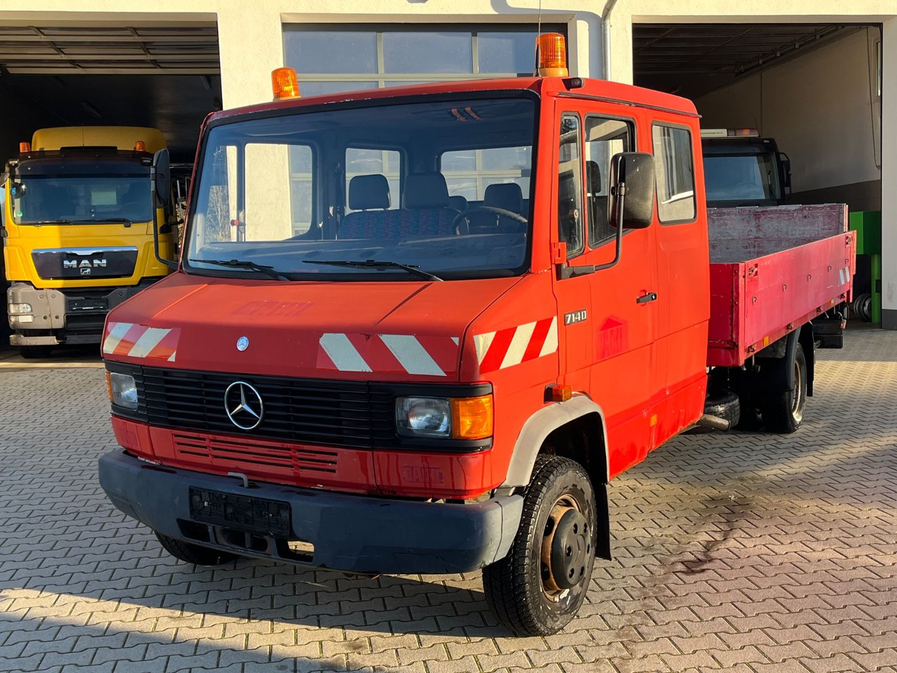 Mercedes-Benz 714D Doka Pritsche - شاحنة مفتوحة, الشاحنات الصغيرة كابينة مزدوجة: صورة 1 Mercedes-Benz 714D Doka Pritsche - شاحنة مفتوحة, الشاحنات الصغيرة كابينة مزدوجة: صورة 1