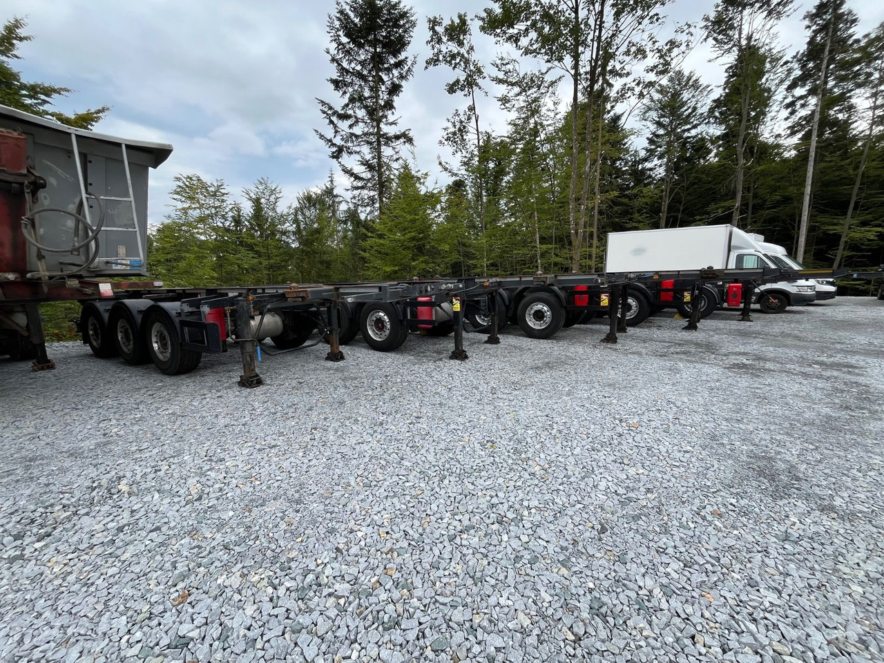Schwarzmüller S1 R-Serie Tank Chassis ADR SAF Alufelgen - نصف مقطورة لنقل الحاويات: صورة 4 Schwarzmüller S1 R-Serie Tank Chassis ADR SAF Alufelgen - نصف مقطورة لنقل الحاويات: صورة 4